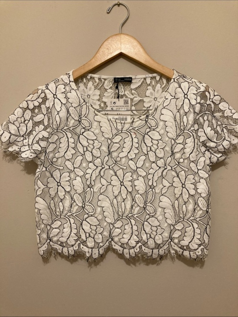 Zara White Floral Lace Cropped Tee Sz S NWT, has small pink spot in last photo